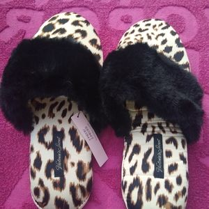Victoria Secrets slippers 5 small 5/6